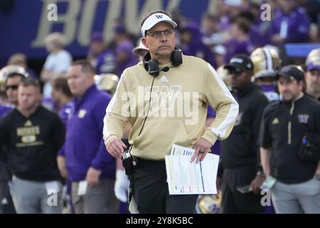 Seattle, Usa. Oktober 2024. Washington Huskies-Cheftrainer Jedd Fisch während des zweiten Viertels eines College-Footballspiels gegen die Michigan Wolverines im Husky Stadium in Seattle, Washington am 5. Oktober 2024. (Foto Nate Koppelman/SIPA USA) Credit: SIPA USA/Alamy Live News Stockfoto