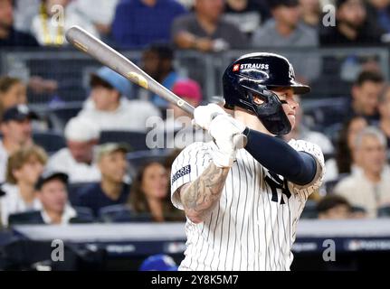 Bronx, Usa. Oktober 2024. New York Yankees Alex Verdugo trifft eine RBI-Single im 7. Inning gegen Kansas City Royals in Spiel eins der ALDS im Yankee Stadium am Samstag, 5. Oktober 2024 in New York City. Foto: John Angelillo/UPI Credit: UPI/Alamy Live News Stockfoto