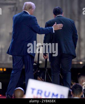 Bulter, Usa. Oktober 2024. Der ehemalige Präsident Donald Trump verlässt die Kundgebung auf dem Gelände der Butler Farm Show mit Tenor Christopher Macchio am Samstag, den 5. Oktober 2024 in Butler, Pennsylvania. Foto von Archie Carpenter/UPI. Quelle: UPI/Alamy Live News Stockfoto