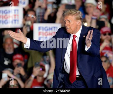 Bulter, Usa. Oktober 2024. Der ehemalige Präsident Donald Trump winkt der Menge nahe dem Ende seiner Kundgebung auf dem Gelände der Butler Farm Show am Samstag, den 5. Oktober 2024 in Butler, Pennsylvania zu. Foto von Archie Carpenter/UPI. Quelle: UPI/Alamy Live News Stockfoto