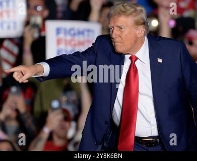 Bulter, Usa. Oktober 2024. Der ehemalige Präsident Donald Trump weist auf die Menge nahe dem Ende seiner Kundgebung auf dem Gelände der Butler Farm Show am Samstag, den 5. Oktober 2024 in Butler, Pennsylvania hin. Foto von Archie Carpenter/UPI. Quelle: UPI/Alamy Live News Stockfoto