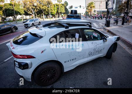 Los Angeles, Kalifornien, USA. Oktober 2024. Pro-palästinensische Demonstranten haben während des „National Day of Action“-Marsches zum 7. Oktober ein fahrerloses Waymo (früher Google) Fahrzeug in Downtown Los Angeles deklariert und deaktiviert. (Credit Image: © Jake Lee Green/ZUMA Press Wire) NUR REDAKTIONELLE VERWENDUNG! Nicht für kommerzielle ZWECKE! Quelle: ZUMA Press, Inc./Alamy Live News Stockfoto