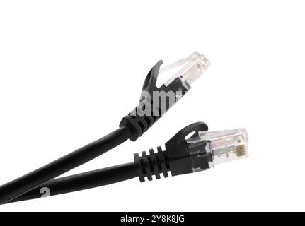 Schwarze Netzwerkkabel mit angespritztem RJ45-Stecker, isoliert auf weißem Hintergrund Stockfoto