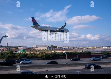 NEW YORK, NEW YORK, USA – 20. SEPTEMBER: Ein Delta Airlines Airbus A321-211 mit der Nummer N113DX landet am 20. September 202 am Flughafen LaGuardia (LGA) Stockfoto