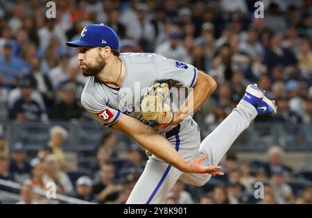 Bronx, Usa. Oktober 2024. Michael Wacha wirft im zweiten Inning gegen die New York Yankees in Spiel eins der ALDS im Yankee Stadium am Samstag, den 5. Oktober 2024 in New York City einen Platz. Foto: John Angelillo/UPI Credit: UPI/Alamy Live News Stockfoto