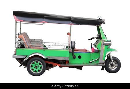 Grünes Tuk-Tuk isoliert auf weißem Hintergrund. Fahrzeug mit drei Rädern als Taxi in Bangkok Thailand. Stockfoto