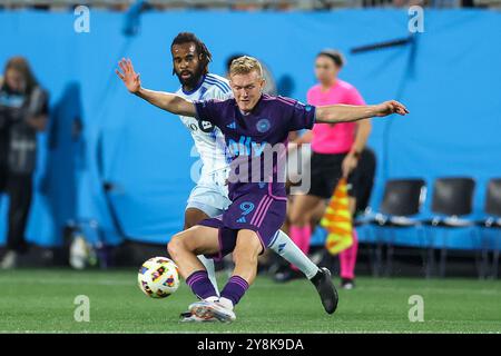 Charlotte, North Carolina, USA. Oktober 2024. Charlotte FC Stürmer KAROL SWIDERSKI (9) attackiert den Ball während der ersten Halbzeit des Spiels Charlotte FC gegen CF Montreal MLS im Bank of America Stadium in Charlotte, NC am 5. Oktober 2024. (Kreditbild: © Cory Knowlton/ZUMA Press Wire) NUR REDAKTIONELLE VERWENDUNG! Nicht für kommerzielle ZWECKE! Stockfoto