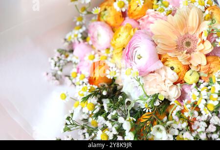 Hintergrund gemischter bunter Blumen, Blumenstrauß gemischter Blumen. Stockfoto