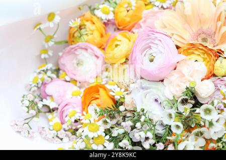 Hintergrund gemischter bunter Blumen, Blumenstrauß gemischter Blumen. Stockfoto