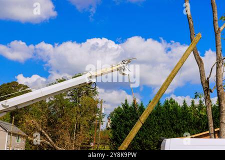 Ein schwerer Hurrikan hat Stromleitungen beschädigt, die ausgetauscht werden Stockfoto