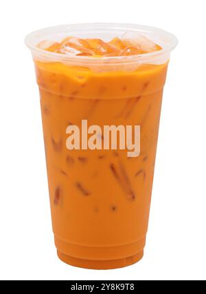Orange Thai Tee Latte in biologisch abbaubarer Tasse isoliert auf weißem Hintergrund. Stockfoto