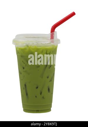 Grüner Tee Latte in biologisch abbaubarer Tasse isoliert auf weißem Hintergrund. Stockfoto