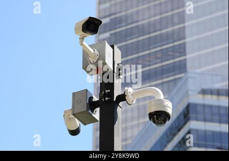 Baumsicherheitskameras auf dem Pol mit Gebäude im Hintergrund. Stockfoto