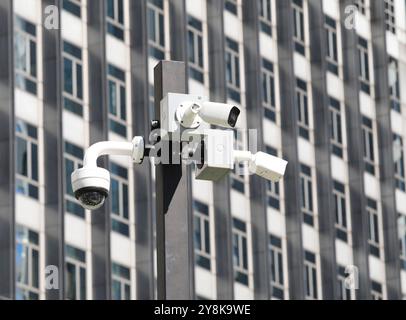 Baumsicherheitskameras auf dem Pol mit Gebäude im Hintergrund. Stockfoto