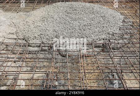 Der Beton wird auf eine Stahlbewehrungsstange gegossen Stockfoto