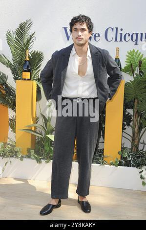 CA. 5. Oktober 2024. Charles Melton bei Ankunft für Veuve Clicquot Polo Classic, Palisades Village Center, Pacific Palisades, CA, 05. Oktober, 2024. Quelle: Elizabeth Goodenough/Everett Collection/Alamy Live News Stockfoto