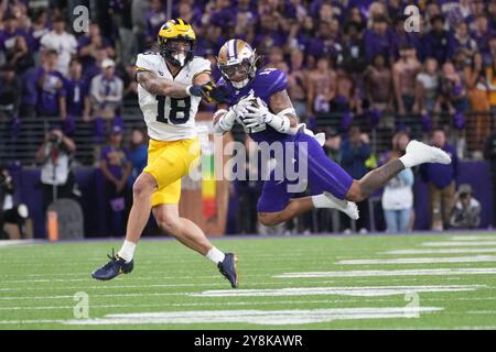 Seattle, Usa. Oktober 2024. Washington Huskies Sicherheit Kamren Fabiculanan (13) fängt einen Pass ab, der für Michigan Wolverines Tight End Colston Loveland (18) vorgesehen ist, während des vierten Viertels eines College-Football-Spiels im Husky Stadium in Seattle, Washington am 5. Oktober 2024. (Foto Nate Koppelman/SIPA USA) Credit: SIPA USA/Alamy Live News Stockfoto