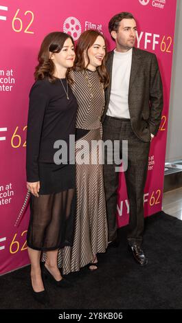 New York, NY, USA, 5. Oktober 2024: Ali Herting, Emma Stone im Kleid von Louis Vuitton und Dave MaCary nehmen am 5. Oktober 2024 an der Premiere von „A Real Pain“ während des 62. jährlichen New York Film Festivals in der Alice Tully Hall Teil. Quelle: Lev Radin/Alamy Live News Stockfoto