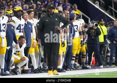 Seattle, Usa. Oktober 2024. Michigan Wolverines Head Coach Sherrone Moore sieht am 5. Oktober 2024 im Husky Stadium in Seattle, Washington, im vierten Viertel eines College-Footballspiels gegen die Washington Huskies. (Foto Nate Koppelman/SIPA USA) Credit: SIPA USA/Alamy Live News Stockfoto