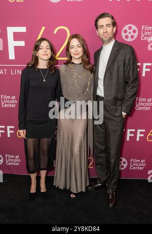 New York, New York, USA. Oktober 2024. Ali Herting, Emma Stone im Kleid von Louis Vuitton und Dave MaCary nehmen am 5. Oktober 2024 an der Premiere von „A Real Pain“ während des 62. Jährlichen New York Film Festivals in der Alice Tully Hall Teil (Bild: © Lev Radin/ZUMA Press Wire) NUR ZUR REDAKTIONELLEN VERWENDUNG! Nicht für kommerzielle ZWECKE! Stockfoto