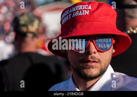 Butler, Usa. Oktober 2024. Trump-Anhänger nehmen an der Kundgebung in Butler während einer Trump-Kundgebung einen Monat vor der US-Wahl Teil. Der republikanische Präsidentschaftskandidat Donald Trump hält eine Kundgebung in Butler, Pennsylvania ab, wo im Juli 2024 ein Attentat stattfand, bei dem der pensionierte Feuerwehrmann Corey Comperatore getötet wurde. Elon Musk und der stellvertretende Präsidentschaftskandidat J.D. Vance werden ebenfalls bei der Veranstaltung sprechen. (Foto: Jen Golbeck/SOPA Images/SIPA USA) Credit: SIPA USA/Alamy Live News Stockfoto