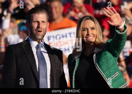 Butler, Usa. Oktober 2024. Eric und Lara Trump erscheinen bei einer Kundgebung in Butler während einer Trump-Kundgebung einen Monat vor der US-Wahl. Der republikanische Präsidentschaftskandidat Donald Trump hält eine Kundgebung in Butler, Pennsylvania ab, wo im Juli 2024 ein Attentat stattfand, bei dem der pensionierte Feuerwehrmann Corey Comperatore getötet wurde. Elon Musk und der stellvertretende Präsidentschaftskandidat J.D. Vance werden ebenfalls bei der Veranstaltung sprechen. (Foto: Jen Golbeck/SOPA Images/SIPA USA) Credit: SIPA USA/Alamy Live News Stockfoto