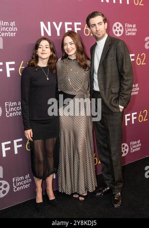 New York, NY, USA, 5. Oktober 2024: Ali Herting, Emma Stone im Kleid von Louis Vuitton und Dave MaCary nehmen am 5. Oktober 2024 an der Premiere von „A Real Pain“ während des 62. jährlichen New York Film Festivals in der Alice Tully Hall Teil. Quelle: Lev Radin/Alamy Live News Stockfoto