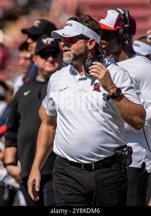 5. Oktober 2024 Palo Alto, CA USA Virginia Tech-Trainer Brent ist beim ACC Football Spiel zwischen Virginia Tech Hokies und dem Stanford Cardinal an der Seitenlinie. Virginia Tech besiegte Stanford 31-7 im Stanford Stadium Palo Alto, CA Thurman James/CSM Stockfoto