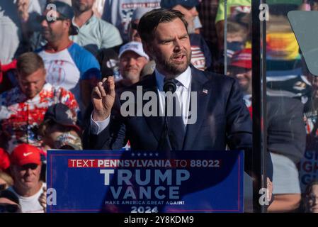 Butler, Usa. Oktober 2024. Der republikanische Vizepräsidentschaftskandidat J.D. Vance spricht bei einer Kundgebung in Butler während einer Trump-Kundgebung einen Monat vor den US-Wahlen. Der republikanische Präsidentschaftskandidat Donald Trump hält eine Kundgebung in Butler, Pennsylvania ab, wo im Juli 2024 ein Attentat stattfand, bei dem der pensionierte Feuerwehrmann Corey Comperatore getötet wurde. Elon Musk und der stellvertretende Präsidentschaftskandidat J.D. Vance werden ebenfalls bei der Veranstaltung sprechen. Quelle: SOPA Images Limited/Alamy Live News Stockfoto