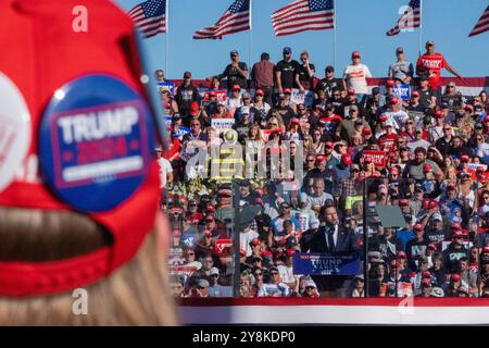 Butler, Usa. Oktober 2024. Der republikanische Vizepräsidentschaftskandidat J.D. Vance spricht bei einer Kundgebung in Butler während einer Trump-Kundgebung einen Monat vor den US-Wahlen. Der republikanische Präsidentschaftskandidat Donald Trump hält eine Kundgebung in Butler, Pennsylvania ab, wo im Juli 2024 ein Attentat stattfand, bei dem der pensionierte Feuerwehrmann Corey Comperatore getötet wurde. Elon Musk und der stellvertretende Präsidentschaftskandidat J.D. Vance werden ebenfalls bei der Veranstaltung sprechen. Quelle: SOPA Images Limited/Alamy Live News Stockfoto