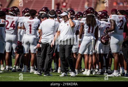 5. Oktober 2024 Palo Alto, CA USA Virginia Tech Trainer Brent Pry mit seinem Team während einer Auszeit im ACC Football Spiel zwischen Virginia Tech Hokies und dem Stanford Cardinal. Virginia Tech besiegte Stanford 31-7 im Stanford Stadium Palo Alto, CA Thurman James/CSM Stockfoto