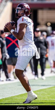 5. Oktober 2024 Palo Alto, CA USA Virginia Tech Quarterback Kyron Drones (1) wärmt sich beim ACC Football Spiel zwischen Virginia Tech Hokies und dem Stanford Cardinal auf. Virginia Tech besiegte Stanford 31-7 im Stanford Stadium Palo Alto, CA Thurman James/CSM Stockfoto