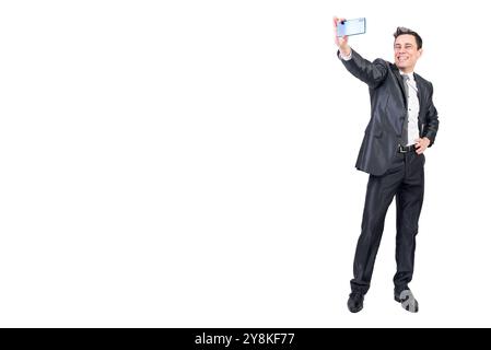 Positiver Geschäftsmann nimmt Selfie auf weißem Hintergrund Stockfoto