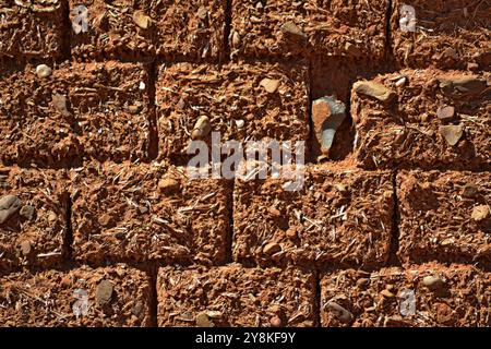 Alte Mauer mit Sand, Stroh, Lehm und Felsen auf der Knersvlakte in Namaqualand. Stockfoto