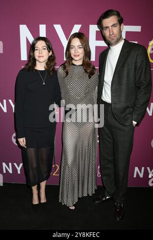 Ali Herting, Emma Stone, Dave McCary bei der 62 Red Carpet Premiere von A REAL PAIN, Alice Tully Hall im Lincoln Center, New York, NY, 5. Oktober 2024. Foto: Quoin Pics/Everett Collection Stockfoto