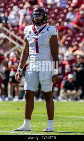 5. Oktober 2024 Palo Alto, CA USA Virginia Tech Quarterback Kyron Drones (1) blickt über die Stanford Defense während des ACC Football Spiels zwischen Virginia Tech Hokies und dem Stanford Cardinal. Virginia Tech besiegte Stanford 31-7 im Stanford Stadium Palo Alto, CA Thurman James/CSM Stockfoto