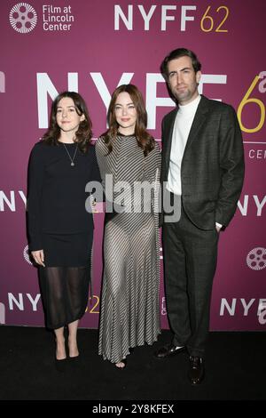 Ali Herting, Emma Stone, Dave McCary bei der 62 Red Carpet Premiere von A REAL PAIN, Alice Tully Hall im Lincoln Center, New York, NY, 5. Oktober 2024. Foto: Quoin Pics/Everett Collection Stockfoto