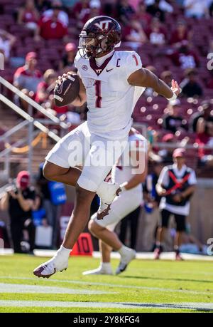 5. Oktober 2024 Palo Alto, CA USA Virginia Tech Quarterback Kyron Drones (1) springt in die Endzone für einen Touchdown während des ACC Football Spiels zwischen Virginia Tech Hokies und dem Stanford Cardinal. Virginia Tech besiegte Stanford 31-7 im Stanford Stadium Palo Alto, CA Thurman James/CSM Stockfoto