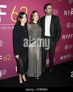 Ali Herting, Emma Stone, Dave McCary bei der 62 Red Carpet Premiere von A REAL PAIN, Alice Tully Hall im Lincoln Center, New York, NY, 5. Oktober 2024. Foto: Quoin Pics/Everett Collection Stockfoto