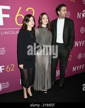 Ali Herting, Emma Stone, Dave McCary bei der 62 Red Carpet Premiere von A REAL PAIN, Alice Tully Hall im Lincoln Center, New York, NY, 5. Oktober 2024. Foto: Quoin Pics/Everett Collection Stockfoto