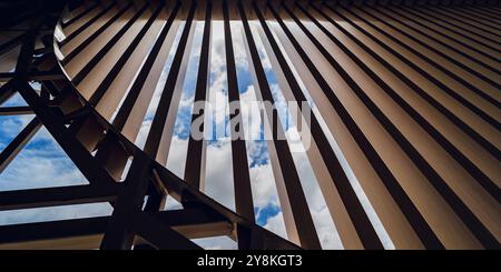 Ein Gebäude mit Holzlatten auf der Baustelle, das zu seinem architektonischen Stil beiträgt Stockfoto