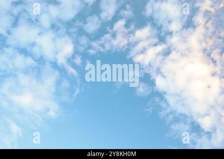 Hellblauer Himmel mit weichen weißen Wolken am Nachmittag in einer ruhigen Umgebung im Freien Stockfoto