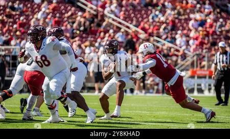 5. Oktober 2024 Palo Alto, CA USA Virginia Tech Quarterback Kyron Drones (1) läuft aus der Tasche für einen ersten Niederschlag während des ACC Football Spiels zwischen Virginia Tech Hokies und dem Stanford Cardinal. Virginia Tech besiegte Stanford 31-7 im Stanford Stadium Palo Alto, CA Thurman James/CSM Stockfoto