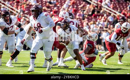 5. Oktober 2024 Palo Alto, CA USA Virginia Tech Quarterback Kyron Drones (1) läuft aus der Tasche für einen ersten Niederschlag während des ACC Football Spiels zwischen Virginia Tech Hokies und dem Stanford Cardinal. Virginia Tech besiegte Stanford 31-7 im Stanford Stadium Palo Alto, CA Thurman James/CSM Stockfoto