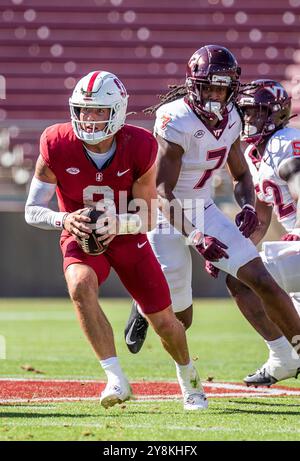 5. Oktober 2024 Palo Alto, CA USA Stanford Quarterback Justin Lamson (8) sucht nach einem offenen Empfänger während des ACC Football Spiels zwischen Virginia Tech Hokies und dem Stanford Cardinal. Virginia Tech besiegte Stanford 31-7 im Stanford Stadium Palo Alto, CA Thurman James/CSM Stockfoto