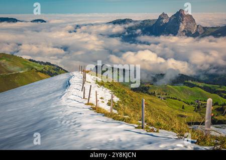 Tolle Aussicht mit hohen Bergen und verschneiten Stoos-Bergrücken, über dem nebeligen Stoos-Dorf, Kanton Schwyz, Schweiz, Europa Stockfoto