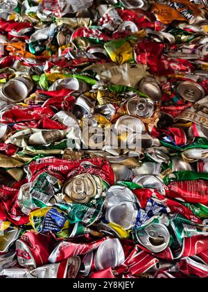 Auf der Mülldeponie stapelt sich ein großer Stapel zerstoßener Aluminiumdosen aufeinander. Stockfoto