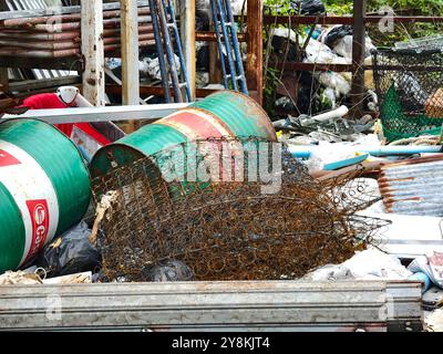 Ein Müllhaufen mit Eimer, Seil, Flaschen und anderen Gegenständen auf einer Deponie Stockfoto