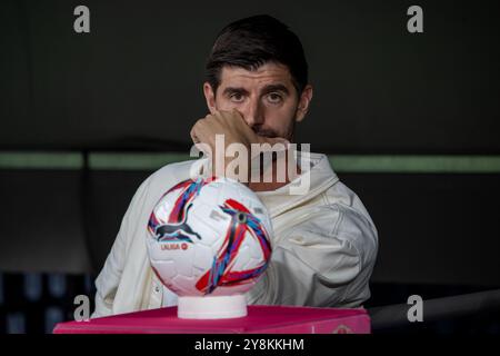 Madrid, Spanien. Oktober 2024. Real Madrids belgischer Torhüter Thibaut Courtois heute Nachmittag im Santiago Bernabeu Stadion. Real Madrid besiegte Villarreal in der 9. Runde der Liga im Santiago Bernabéu Stadion in Madrid mit 2 Toren zu 0. Quelle: SOPA Images Limited/Alamy Live News Stockfoto