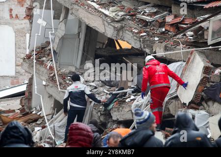 Gaziantep, Türkei. Februar 2023. Rettungseinsätze werden durchgeführt, um Menschen zu retten, die unter den Trümmern in Gaziantep gefangen sind, nachdem ein Erdbeben der Stärke 7,8 in der Südtürkei stattgefunden hatte. Nach Angaben türkischer Beamter wurden in der Türkei nach dem Beben am Montag mindestens 284 Menschen getötet und mehr als 2300 verletzt. Das Erdbeben traf auch Nordwest-Syrien, wo 230 Menschen ums Leben kamen Stockfoto